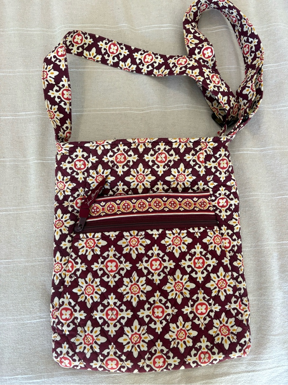 Vera Bradley Hipster crossbody bag 2006 "Medallion" pattern, quilted burgundy